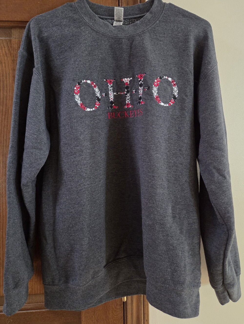 Ohio State Buckeyes Floral Embroidered Gray Crew Sweatshirt, M